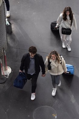 Archivo - Varias personas con maletas en un andén de la estación de Atocha