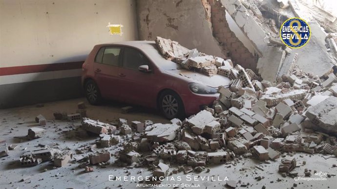 Desplome en un edificio contiguo a la torre Mapfre por el colapso de las plantas pendientes de demolición