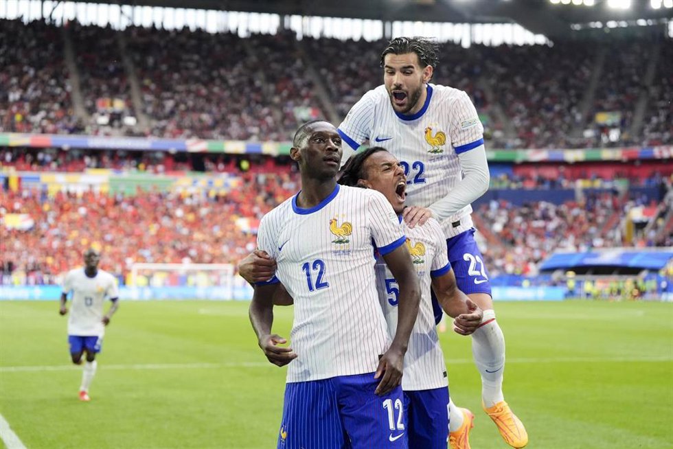 Los futbolistas franceses Randal Kolo Muani, Jules Koundé y Théo Hernández celebran el 1-0 ante Bélgica en los octavos de final de la Eurocopa 2024. 