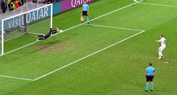 01 July 2024, Hesse, Frankfurt/Main: Portugal goalkeeper Diogo Costa (L) saves the penalty shot from Slovenia's Josip Ilicic (R) in the penalty shoot-out during the UEFA Euro 2024 round of 16 football match between Portugal and Slowenien at the Frankfurt 