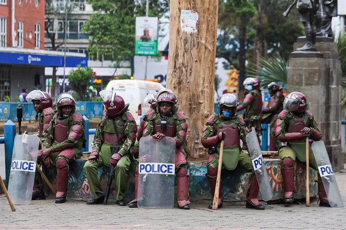 La Policía antidisturbios de Kenia durante una manifestación contra la subida de impuestos