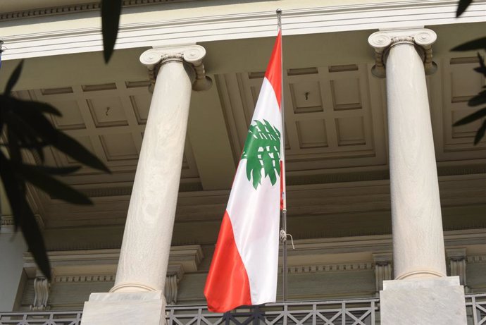 Archivo - November 11, 2022, Athens, Attiki, Greece: Flag of at the building of the Republic of Lebanon at the Greek Ministry of Foreign Affairs.