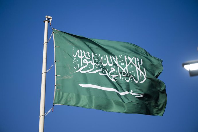 Archivo - March 10, 2024, Jeddah, Makkah Province, Kingdom of Saudi Arabia: The flag of the Kingdom of Saudi Arabia along the Red Sea in the 2024 Formula 1 Saudi Arabian Grand Prix hosted along the Red Sea. The country is currently governed by King Salman