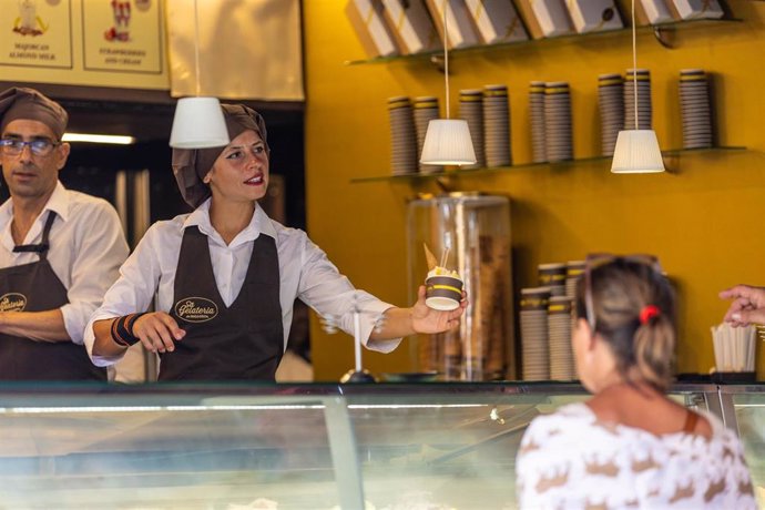 Archivo - Una mujer compra un helado, a 15 de julio de 2023, en Palma.