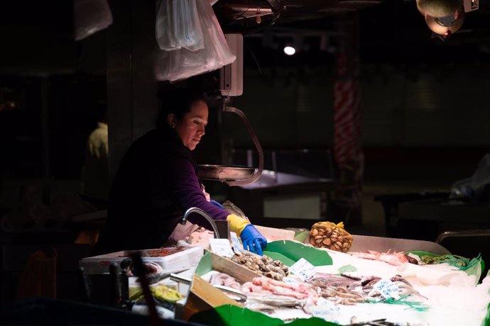 Archivo - Arxivo - Una comerciant prepara el seu producte per vendre-ho, al Mercat de la Boquería