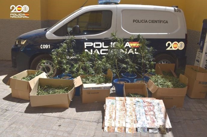 Un vehículo de la Policía Nacional con el material y dinero incautado en el operativo.