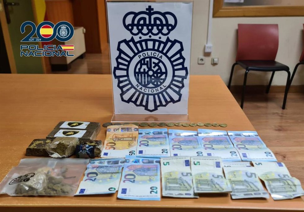 Material y dinero incautado.