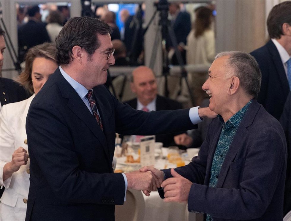 El presidente de la CEOE, Antonio Garamendi, y el secretario general de UGT, Pepe Álvarez, llegan al desayuno informativo de Gerardo Cuerva en Nueva Economía Fórum.