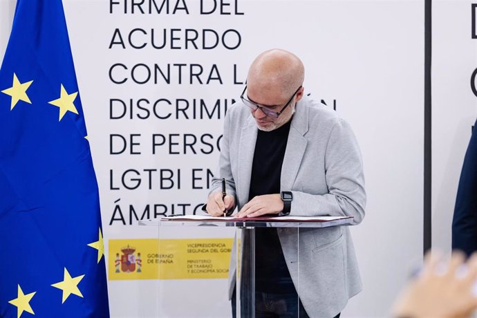 El secretario general de CCOO, Unai Sordo, durante la firma del acuerdo contra la discriminación de las personas LGTBI en el ámbito laboral, en la Escuela de Organización Industrial, a 26 de junio de 2024, en Madrid (España)