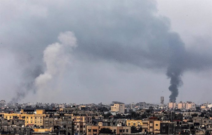 Archivo - Columnas de humo tras varios bombardeos del Ejército de Israel contra la ciudad de Jan Yunis, en el sur de la Franja de Gaza (archivo)