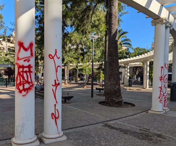 Pintadas vandálicas encontradas en la plaza de las Columnas, un hecho para el que ARCA pide solución.