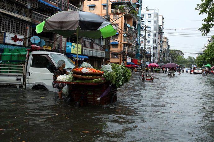 Archivo - Imagen de archivo de inundaciones en Birmania.