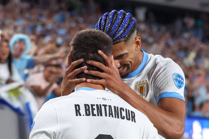 Los futbolistas uruguayos Ronald Araujo y Rodrigo Bentancur celebran un gol en la Copa América 2024.