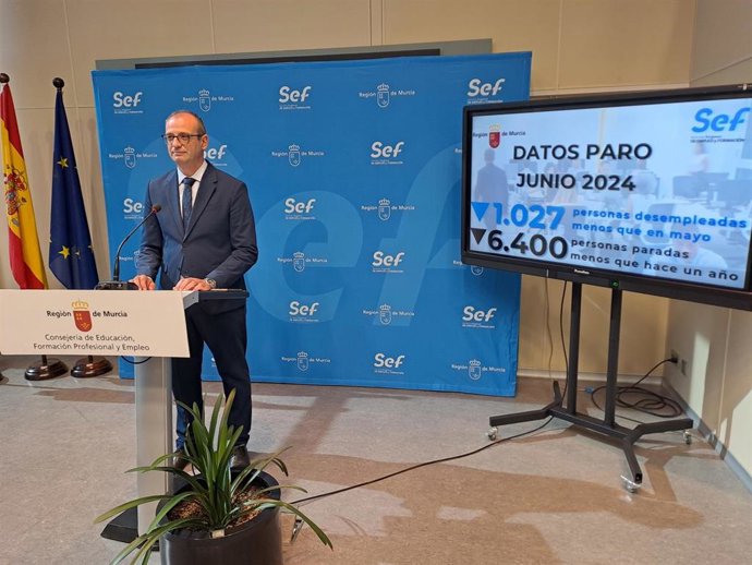 El consejero de Educación, Formación Profesional y Empleo, Víctor Marín, presenta los datos de paro del mes de junio