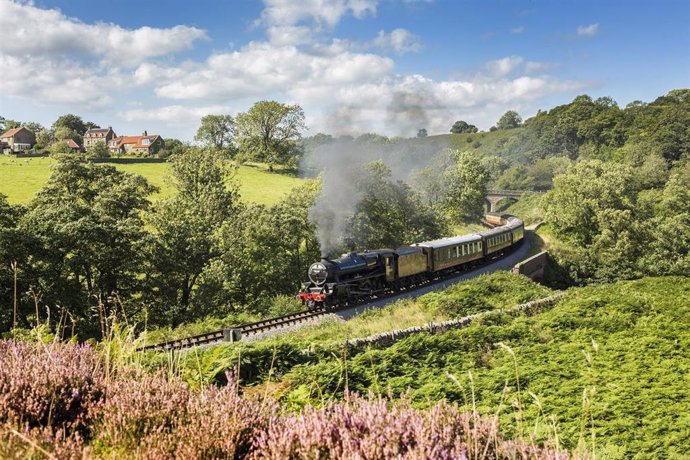 Archivo - Imagen de un tren recorriendo los campos de Yorkshire, Reino Unido.