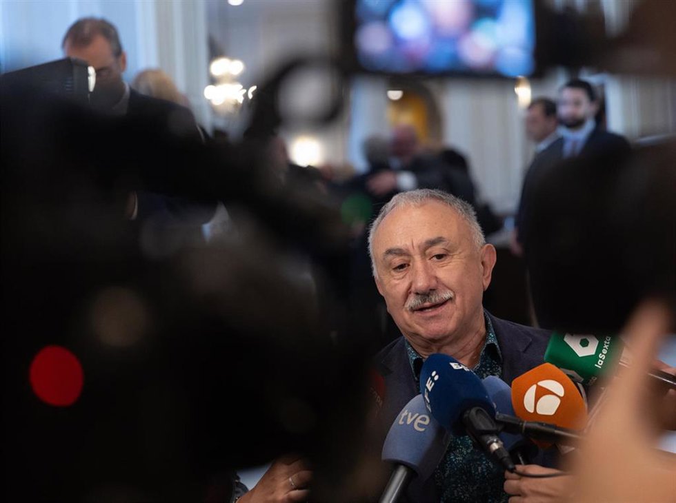 El secretario general de UGT, Pepe Álvarez, ofrece declaraciones a los medios a su llegada a un desayuno informativo de Nueva Economía Forum.