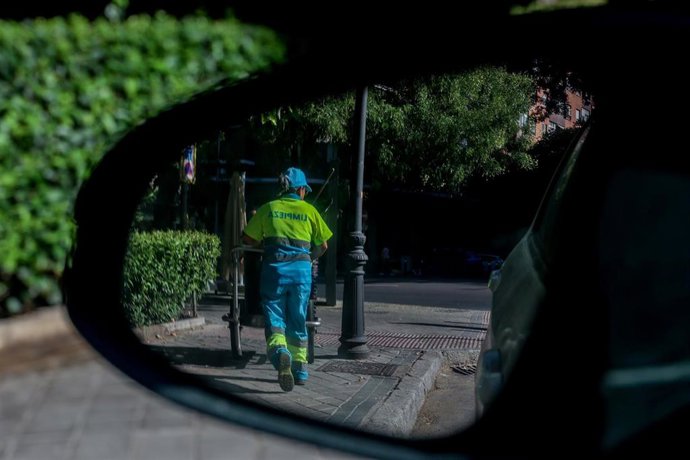 Archivo - Una trabajadora de la limpieza, a 2 de agosto de 2023, en Madrid (España). La Comunidad de Madrid ha registrado un descenso del paro del 3,3% en el último año, con 10.301 desempleados menos. En relación a junio, se ha reducido un -1%, con lo que