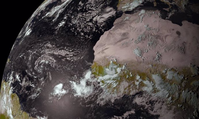 Convección de ondas del este africanas moviéndose sobre África hacia el Atlántico captada por el satélite Meteosat de segunda generación.