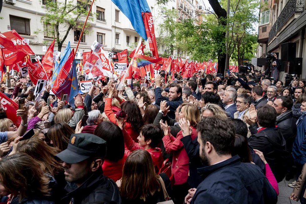 Archivo - Varios miembros del PSOE durante una concentración en la calle de Ferraz en apoyo al presidente del Gobierno, Pedro Sánchez, en la sede del PSOE, a 27 de abril de 2024, en Madrid (España).