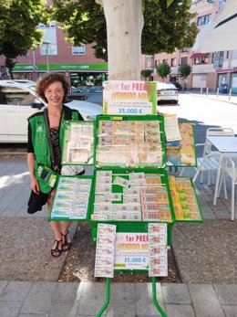 La vendedora de la ONCE Marta Rodríguez de Pablos en su punto de venta situado en la Avenida de Madrid, número 30, de Laguna de Duero (Valladolid).