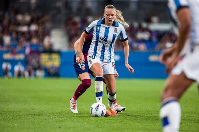 Archivo - Synne Jensen of Real Sociedad Femenino in action during the Spanish league, Liga F, football match played between Fc Barcelona  and Real Sociedad at Johan Cruyff Stadium on October 08, 2023 in Sant Joan Despi, Spain.