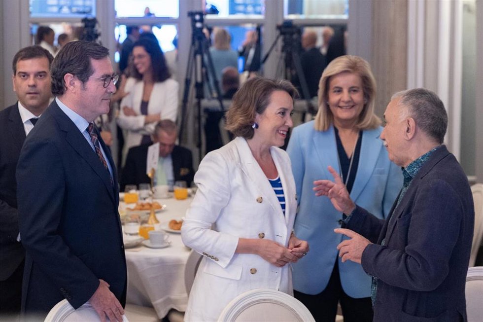 El presidente de la CEOE, Antonio Garamendi; la secretaria general del PP, Cuca Gamarra; la presidenta de la Fundación CEO, Fátima Báñez y el secretario general de UGT, Pepe Álvarez, en el desayuno informativo.