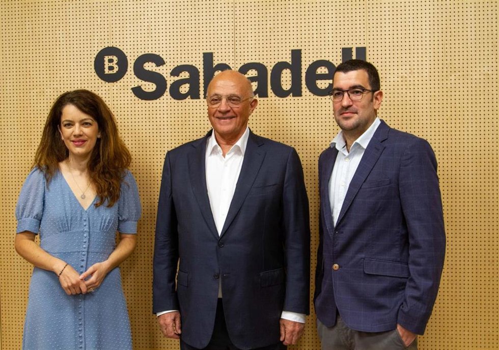 Ganadora del XIX Premio Fundación Banco Sabadell a la Investigación Biomédica, Elvan Bke, el presidente de Banco Sabadell, Josep Oliu, y el ganador del VIII Premio Fundación Banco Sabadell a las Ciencias y a la Ingeniería, Manuel Delgado