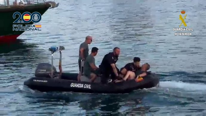 Detingut un home per llançar botelles de cristall en una discoteca