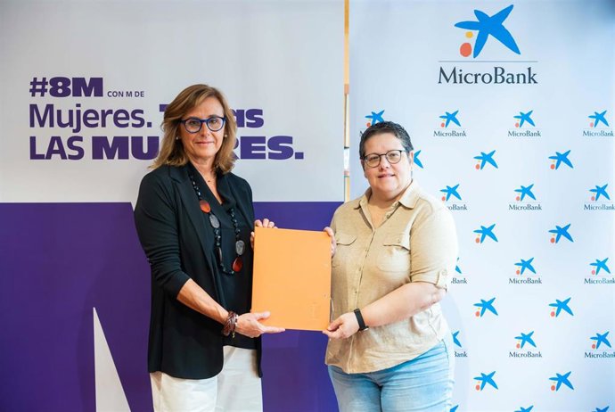 La directora general de MicroBank, Cristina González, y la directora del Instituto de las Mujeres, María Isabel García Sánchez.
