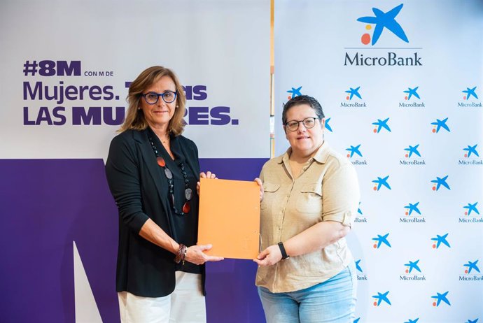 La directora general de MicroBank, Cristina González, i la directora de l'Institut de les Dones, María Isabel García Sánchez