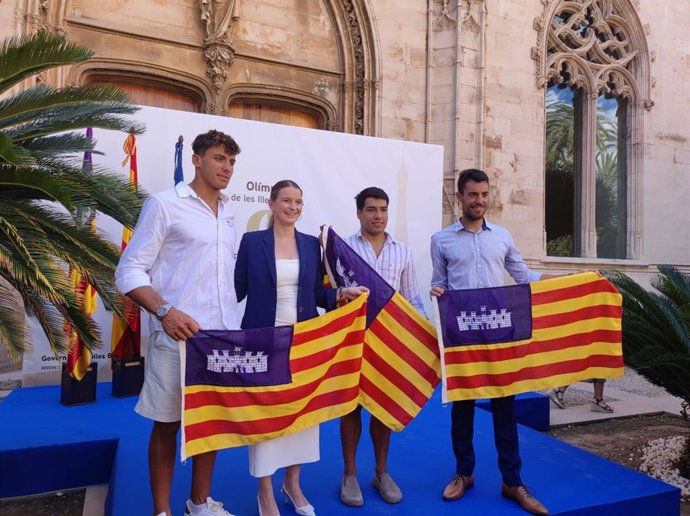 La presidenta del Govern, Marga Prohens, junto al saltador de trampolín Adrián Abadía, el regatista Nacho Baltasar y el ciclista Albert Torres, en un acto en Consolat de Mar.