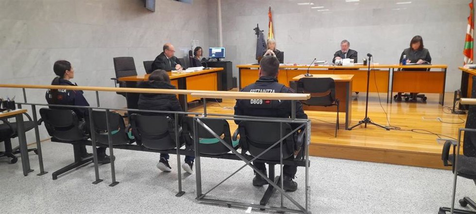 La mujer acusada de intentar matar el 1 de enero de 2023 a sus dos hijos en Barakaldo (Bizkaia) ha reconocido los hechos en el juicio que se ha iniciado este martes contra ella