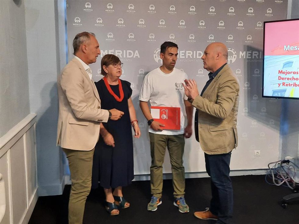 El delegado de Recursos Humanos del Ayuntamiento de Mérida, Julio César Fuster, y delegados sindicales en rueda de prensa sobre la Mesa General de Negociación