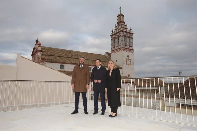 Visita de Juanma Moreno al nuevo Ayuntamiento.