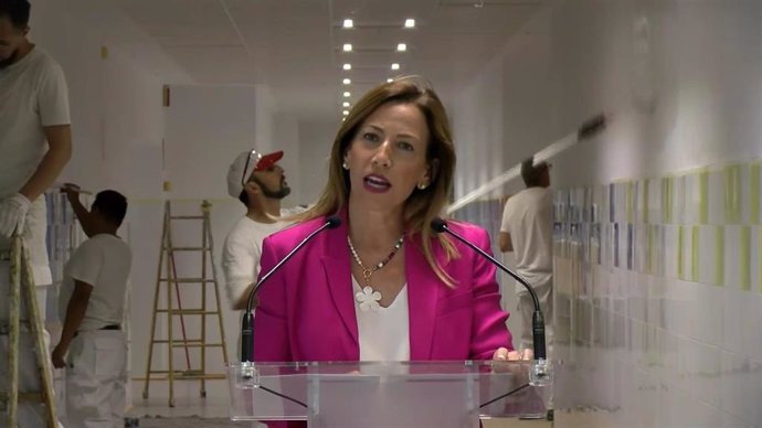 La alcaldesa de Zaragoza, Natalia Chueca, durante la presentación del plan de obras de mantenimiento de los centros escolares de titularidad pública de la ciudad.
