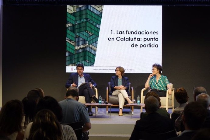 La presidenta de la AEF, Pilar García; el subdirector general de la Fundación 'la Caixa', Marc Simón, y la presidenta de la CCF, Eugènia Bieto