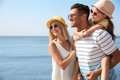 Expertos aconsejan el uso de gafas de sol en niños como protección ante los rayos solares en verano