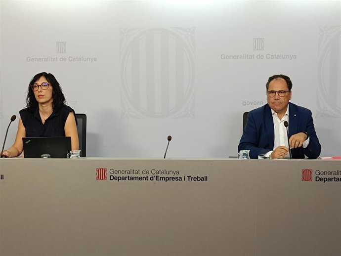 El secretario de Trabajo de la Generalitat, Enric Vinaixa, y la jefa del Observatorio de trabajo y modelo productivo de la Generalitat, Manuela Redondo, en rueda de prensa este martes en la sede de la Conselleria de Empresa y Trabajo