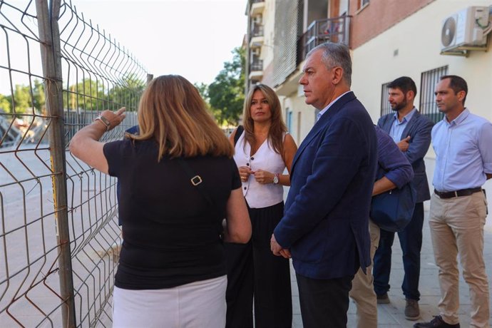 El alcalde de Sevilla, José Luis Sanz, visita la zona afectada en relación a la demolición de la Torre Mapfre.