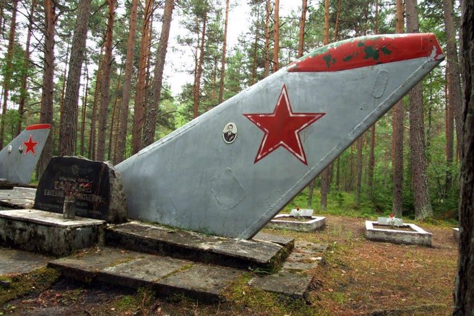 Archivo - Imagen de archivo de un cementerio con restos de soldados soviéticos en Estonia. 