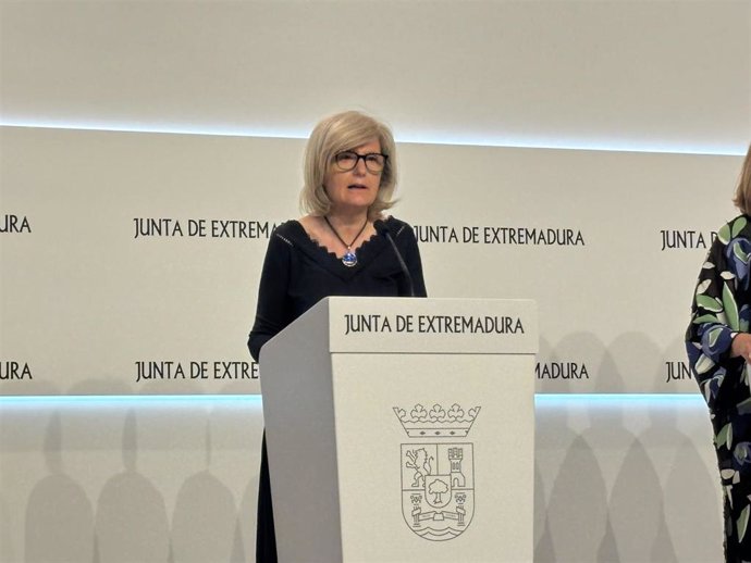 Archivo - La portavoz de la Junta de Extremadura, Victoria Bazaga, en rueda de prensa 