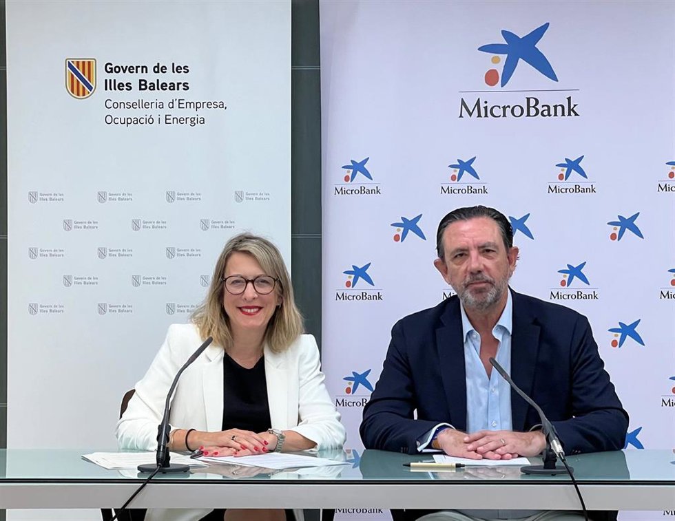 La directora territorial de CaixaBank en Baleares, María Cruz Rivera, y el conseller de Empresa, Alejandro Sáenz de San Pedro, en la firma del convenio.