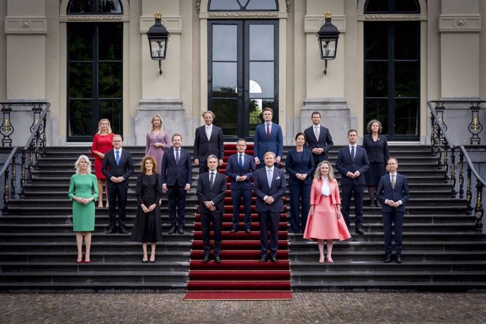 Foto de familia del nuevo Gobierno de Países Bajos, liderado por Dick Schoof, junto al rey Guillermo Alejandro