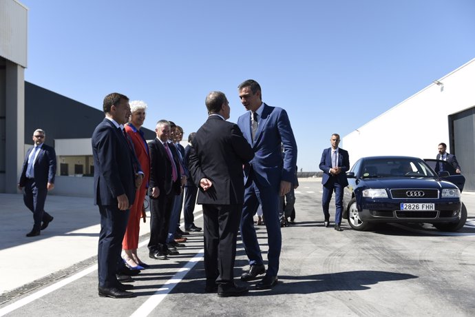 Llegada del presidente del Gobierno de España, Pedro Sánchez, recibido por el presidente autonómico, Emiliano García-Page, al nuevo HUB de Airbus en Albacete.