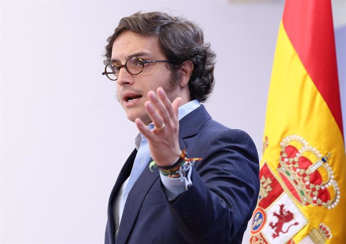 El líder de VOX, Santiago Abascal (i) y el diputado de VOX José María Figaredo (d), durante una sesión de control al Gobierno, en el Congreso de los Diputados, a 26 de junio de 2024, en Madrid (España).