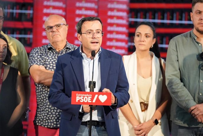 El secretario general del PSOE de Extremadura, Miguel Ángel Gallardo, en su visita a la Agrupación de Cooperativas de Cereza