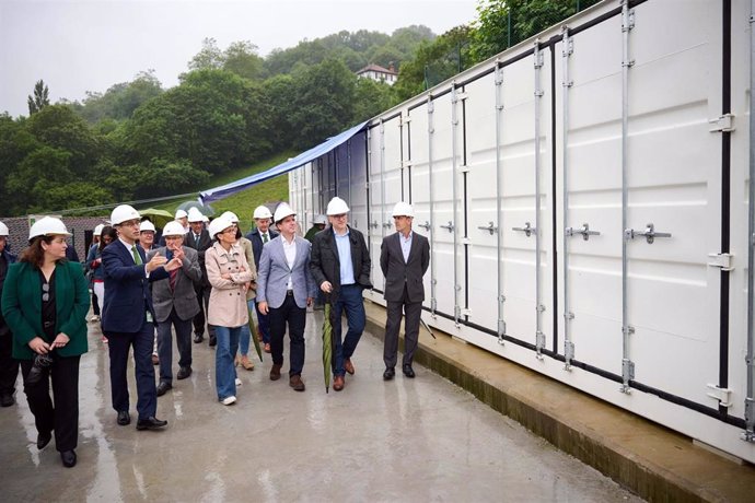 La presidenta de Navarra, María Chivite, visita un proyecto innovador desarrollado por Iberdrola, que va a permitir abastecer de electricidad a Valcarlos ante situaciones de desabastecimiento provocadas por temporales.