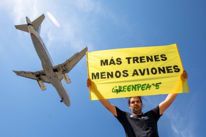 Greenpeace denuncia que la mala conexión ferroviaria de España con el resto Europa impulsa el uso del avión.