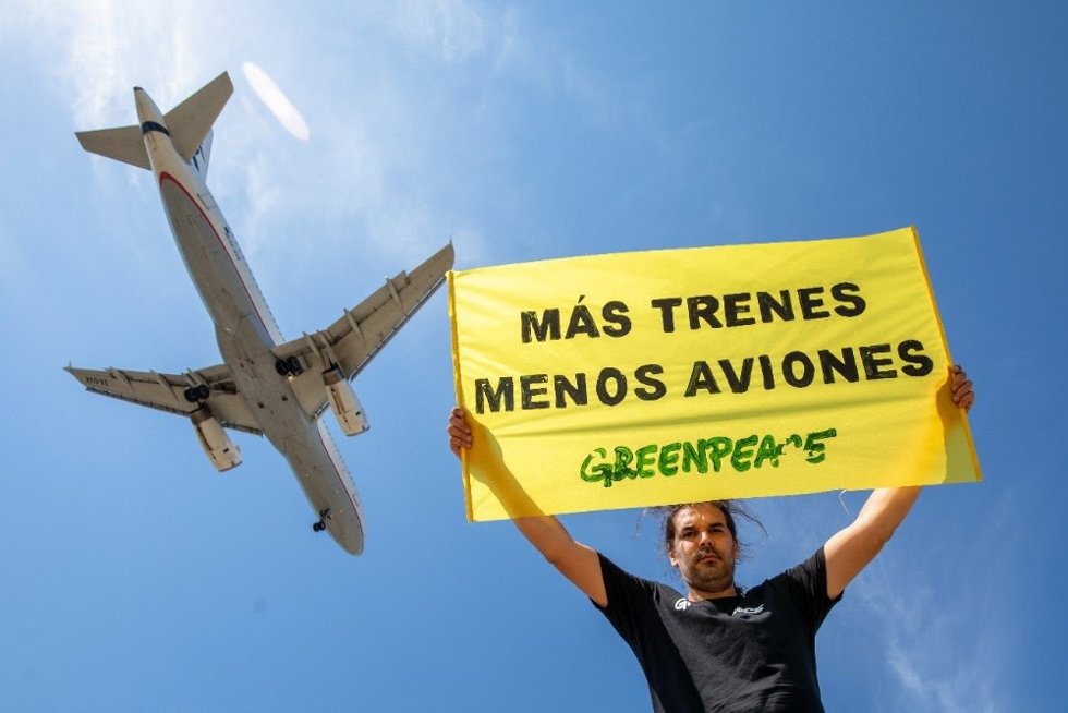 Greenpeace denuncia que la mala conexión ferroviaria de España con el resto Europa impulsa el uso del avión.