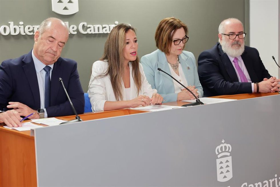 (De Izq A Dcha) El Presidente De CCE, Pedro Ortega; La Consejera De Turismo Y Empleo Del Gobierno De Canarias, Jéssica De León; La Consejera De Bienestar Social, Candelaria Delgado, Y El Presidente De CEOE-Tenerife, Pedro Alfonso